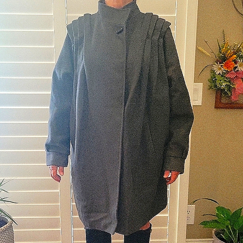 Women's Gray Vintage Coat, Size 15,/16, One Top Button, Middle Snap